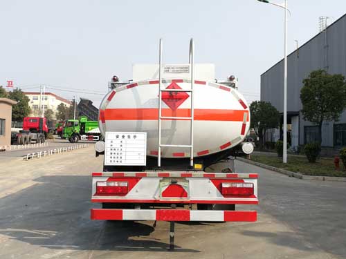 陕汽轩德X9系7.6方运油车,8吨油罐车